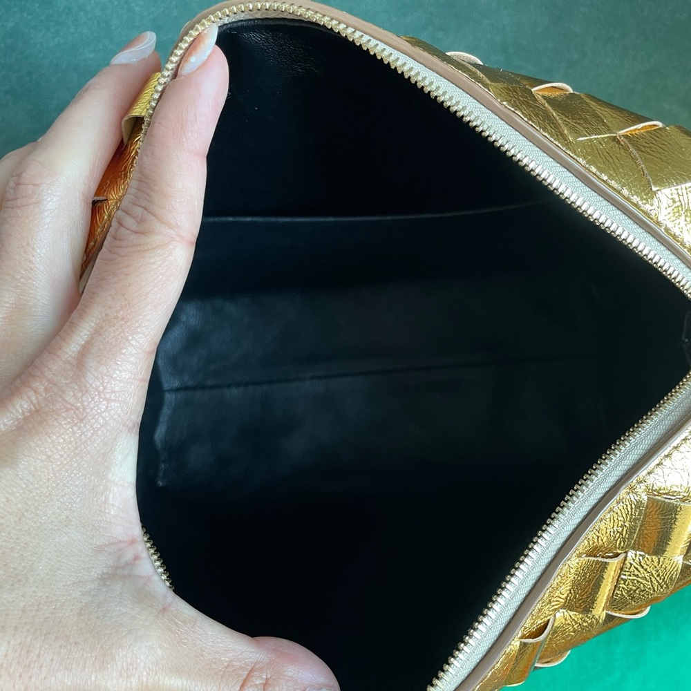 Beautiful buttery gold metallic 100% leather crossbody bag! - Picture 6 of 10